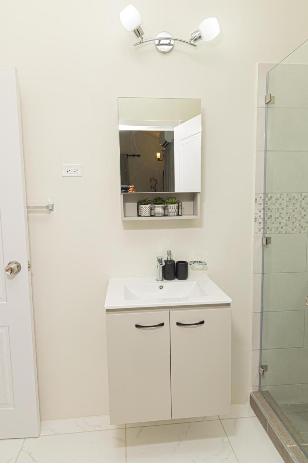 Phoenix Park Villas - Portmore - 10Mins To Beach Bagian luar foto