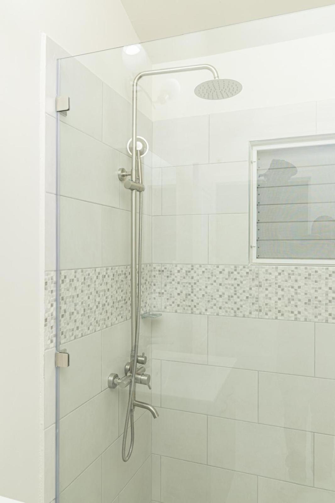 Phoenix Park Villas - Portmore - 10Mins To Beach Bagian luar foto