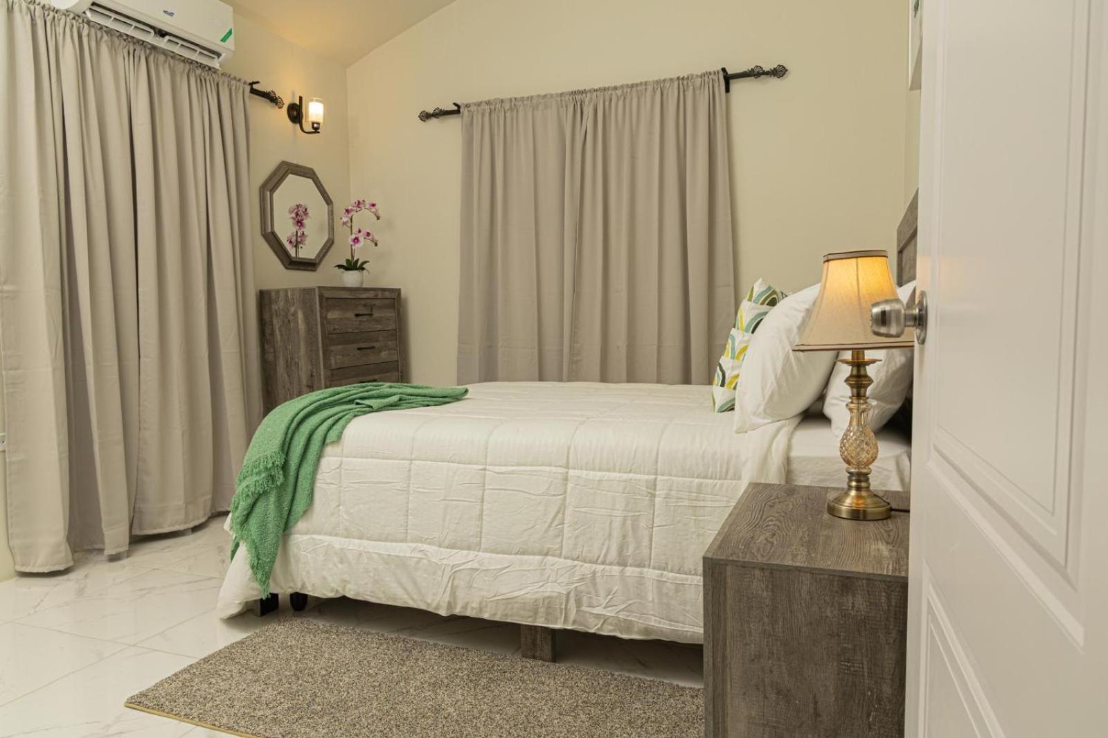 Phoenix Park Villas - Portmore - 10Mins To Beach Bagian luar foto
