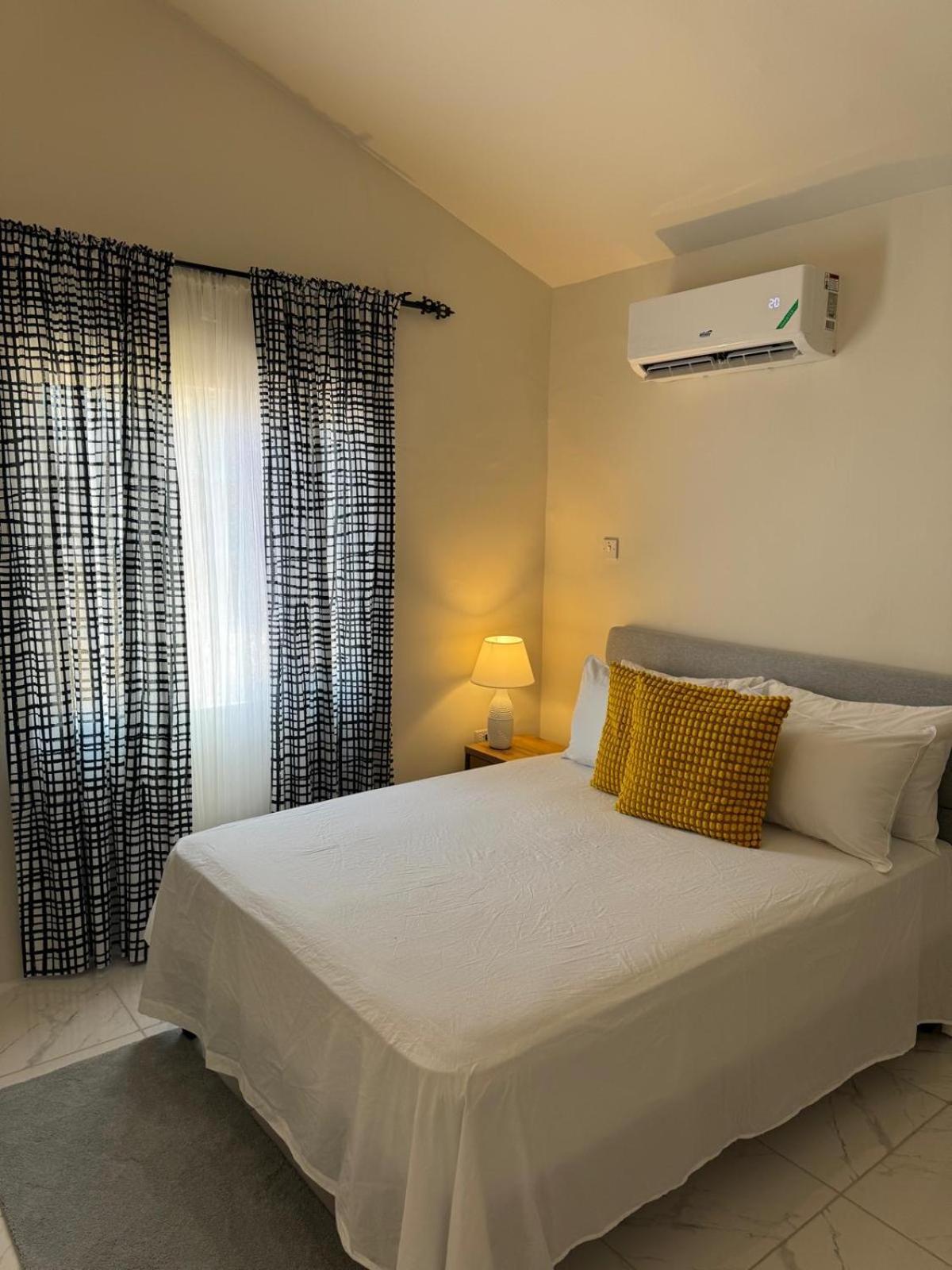 Phoenix Park Villas - Portmore - 10Mins To Beach Bagian luar foto